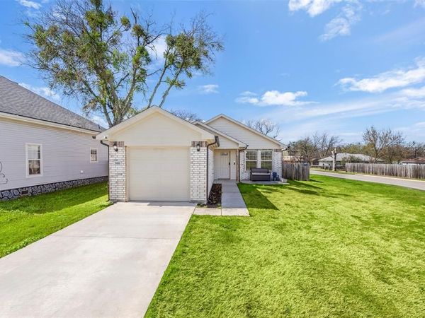 300 Lipscomb Street , Cleburne, TX 76031