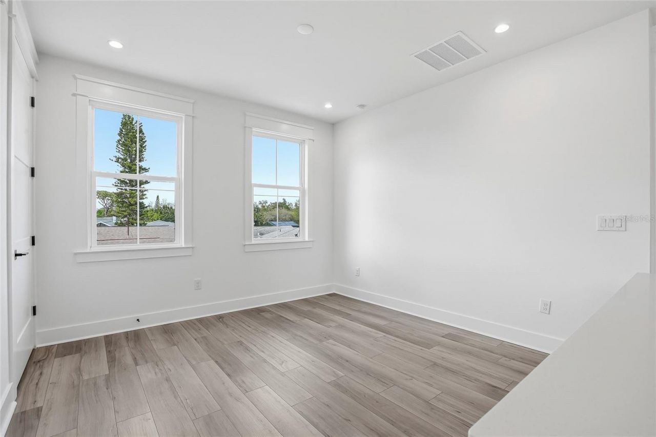 879 53rd Avenue N, Saint Petersburg, FL 33703 Photo