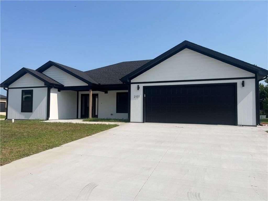 2101 E Cow Creek Lane, Pittsburg, KS 66762 Main Photo