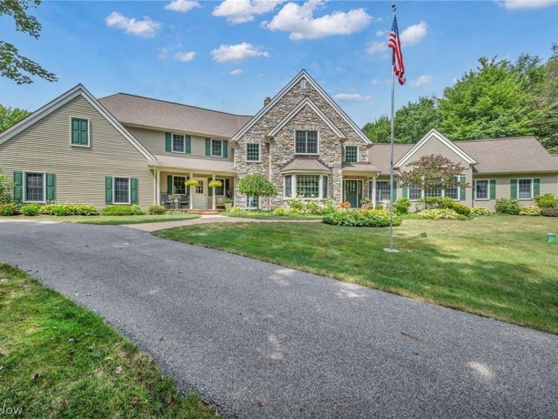 10360 Sawmill Drive, Chardon, OH 44024 Photo 3