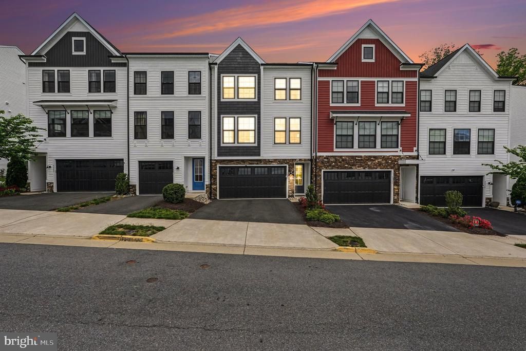 42244 Graves Mountain Terrace, Chantilly, VA 20152 Main Photo