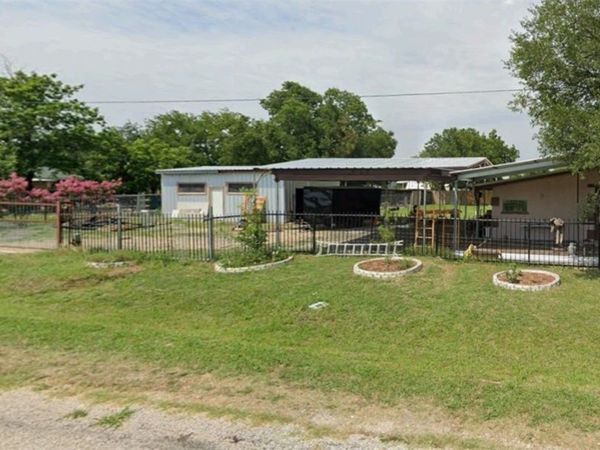5716 Avenue C , Heidenheimer, TX 76501