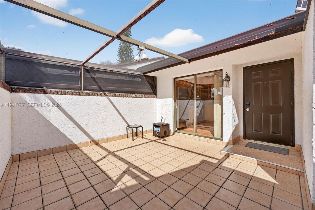 9315 Wedgewood Dr, Unit B19, Tamarac, FL 33321 Photo