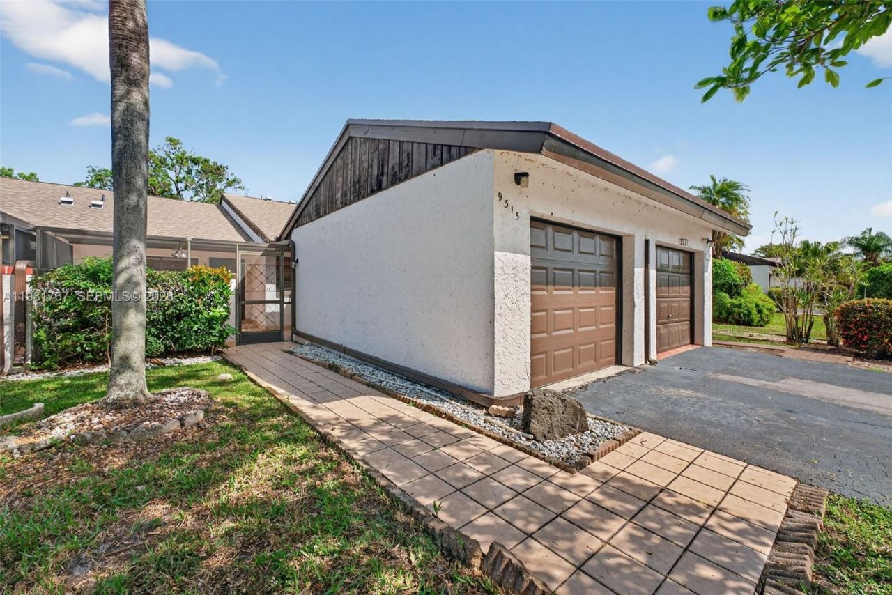 9315 Wedgewood Dr, Unit B19, Tamarac, FL 33321 Photo