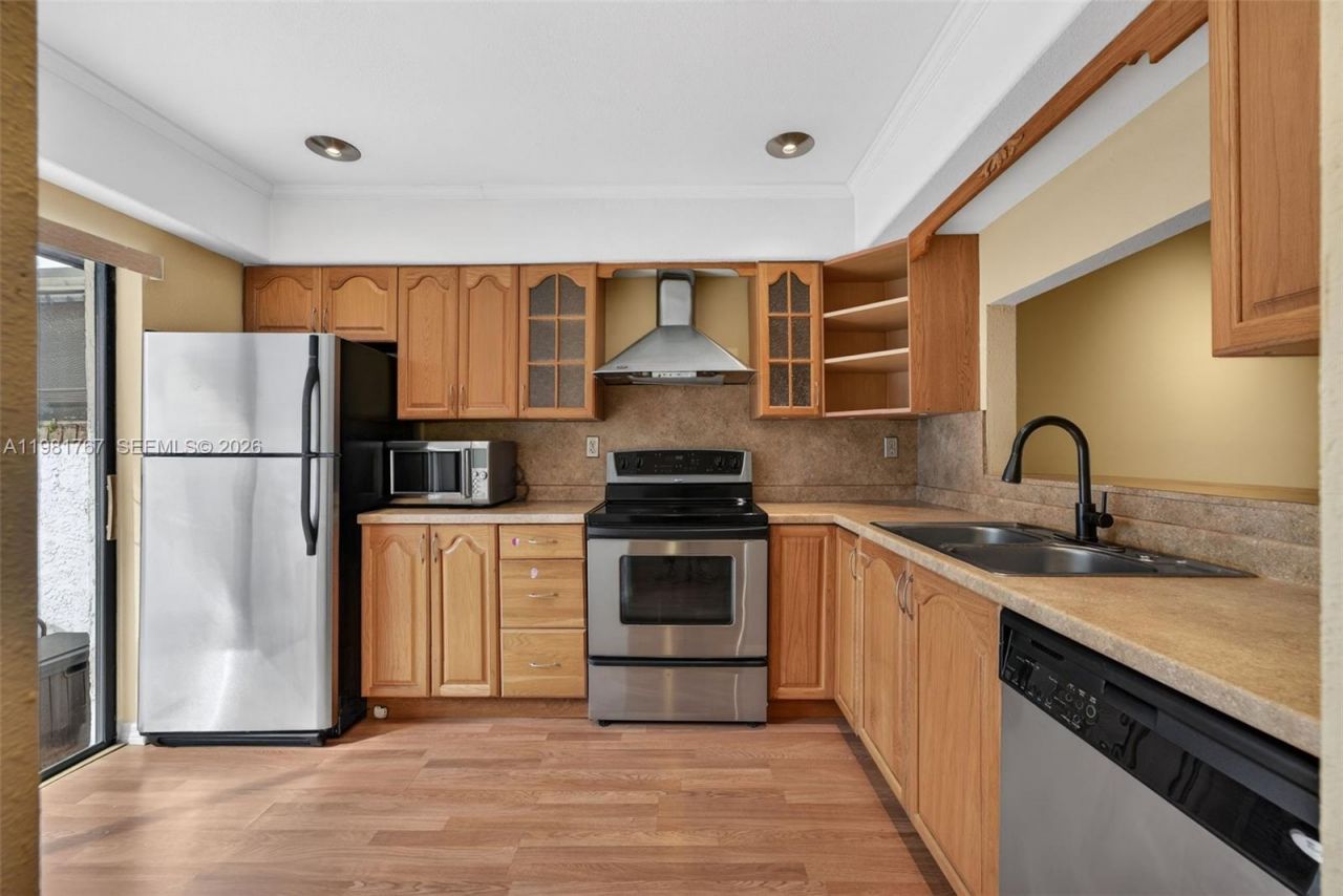 9315 Wedgewood Dr, Unit B19, Tamarac, FL 33321 Photo