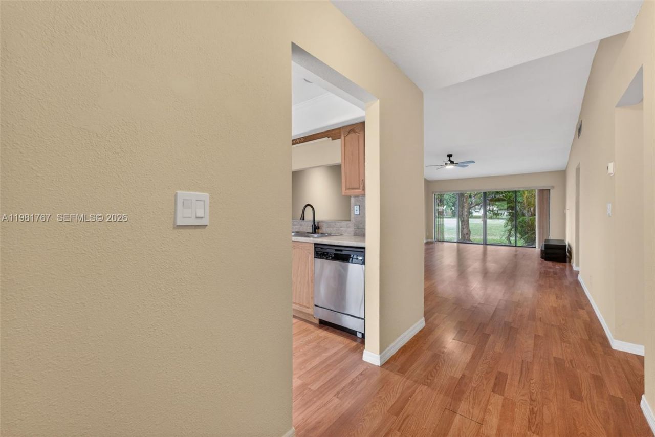 9315 Wedgewood Dr, Unit B19, Tamarac, FL 33321 Photo