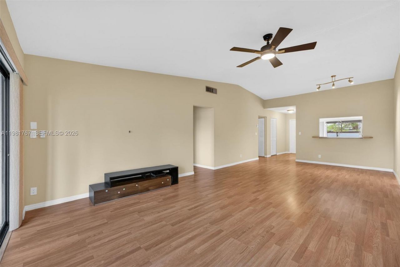 9315 Wedgewood Dr, Unit B19, Tamarac, FL 33321 Photo