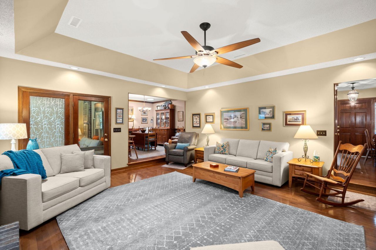 405 Factors Walk Photo 15