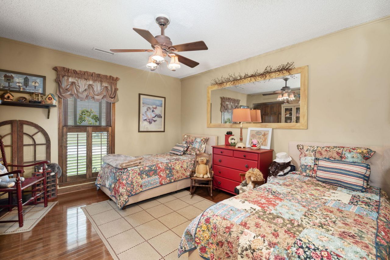 405 Factors Walk Photo 30