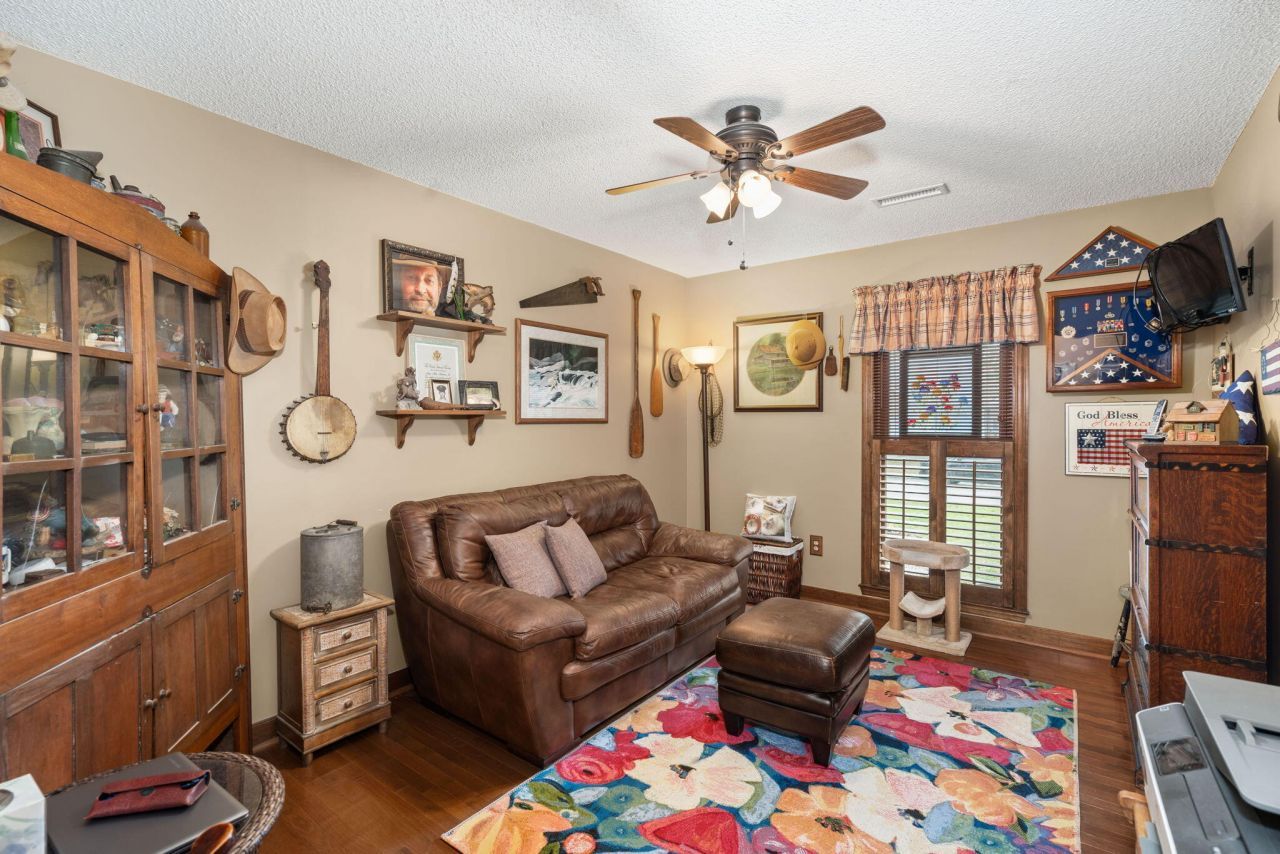 405 Factors Walk Photo 31