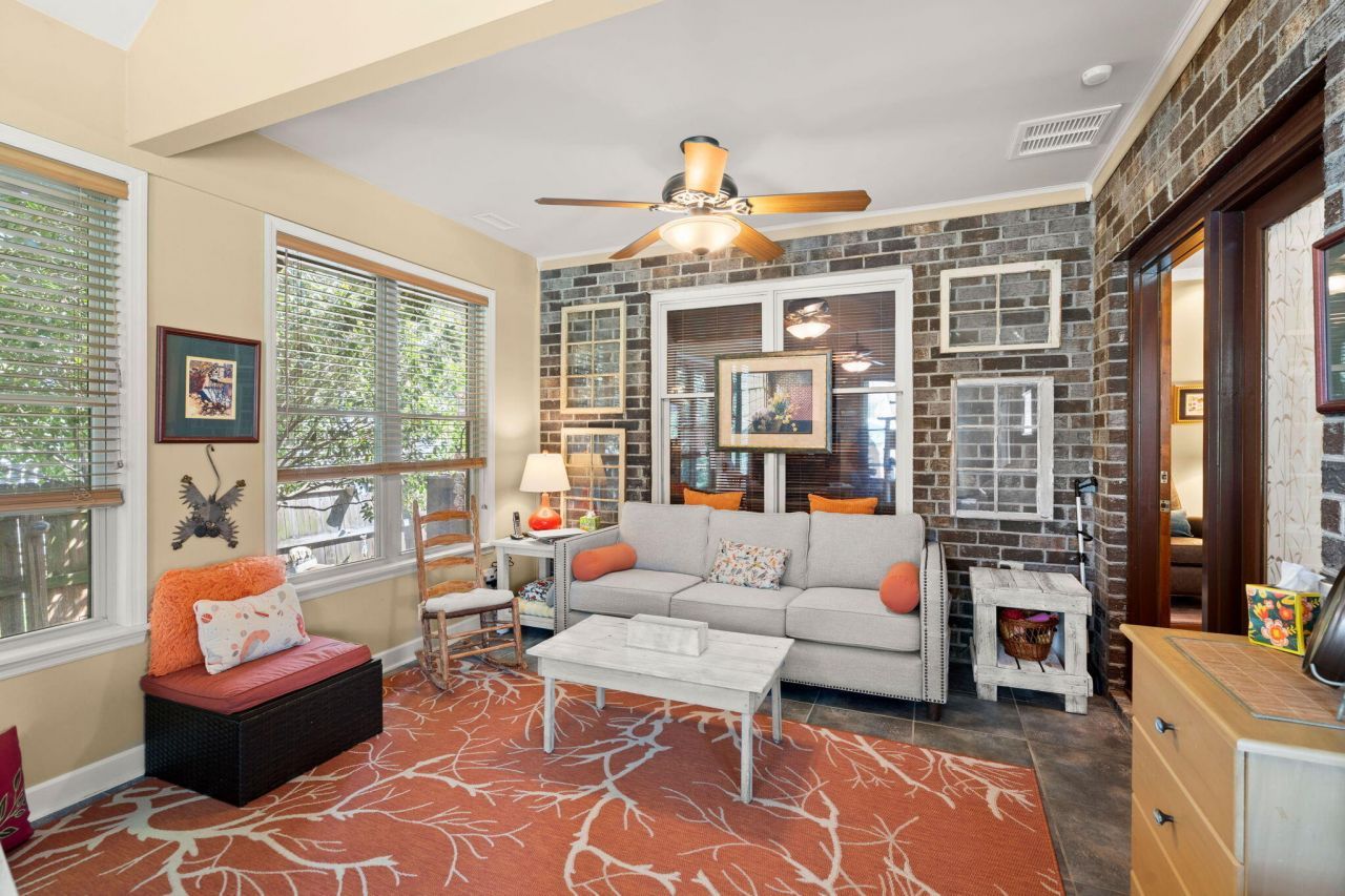 405 Factors Walk Photo 36