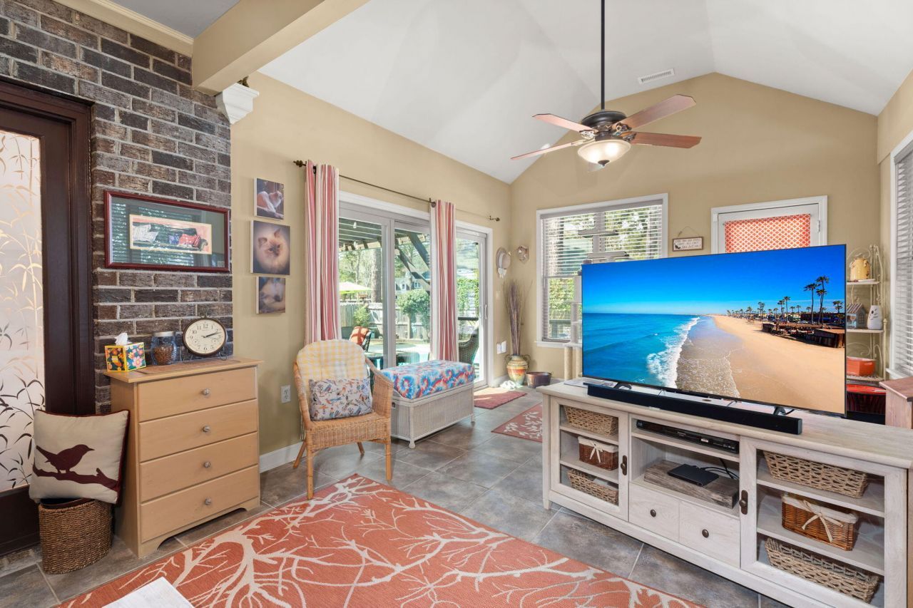 405 Factors Walk Photo 37