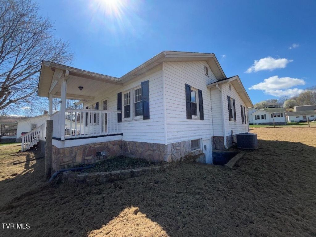 137 Crestview Drive, Fall Branch, TN 37656 Main Photo