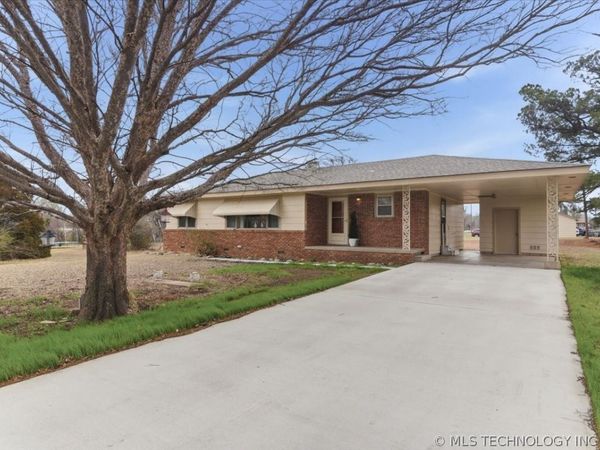 902 S Lake Road , Henryetta, OK 74437