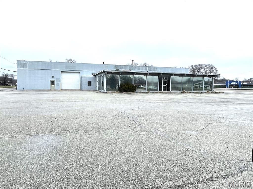 1371 Vaughn Road, Wood River, IL 62095 Main Photo