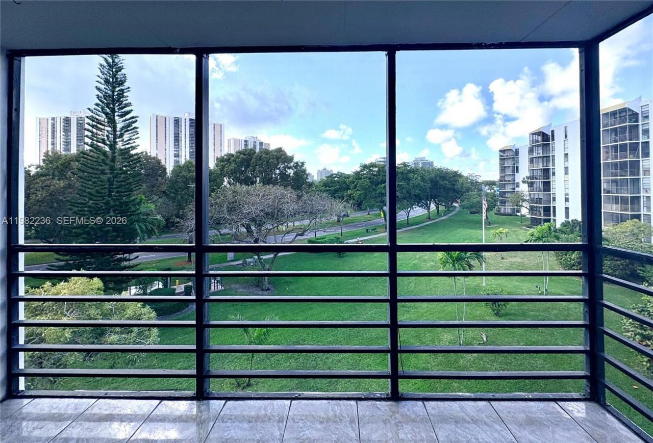 20500 W Country Club Dr, Unit 410, Aventura, FL 33180 Photo
