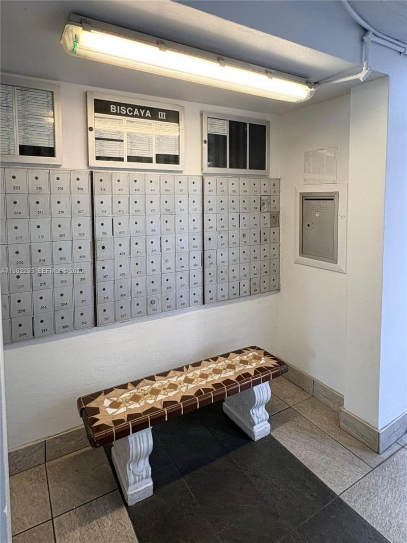 20500 W Country Club Dr, Unit 410, Aventura, FL 33180 Photo