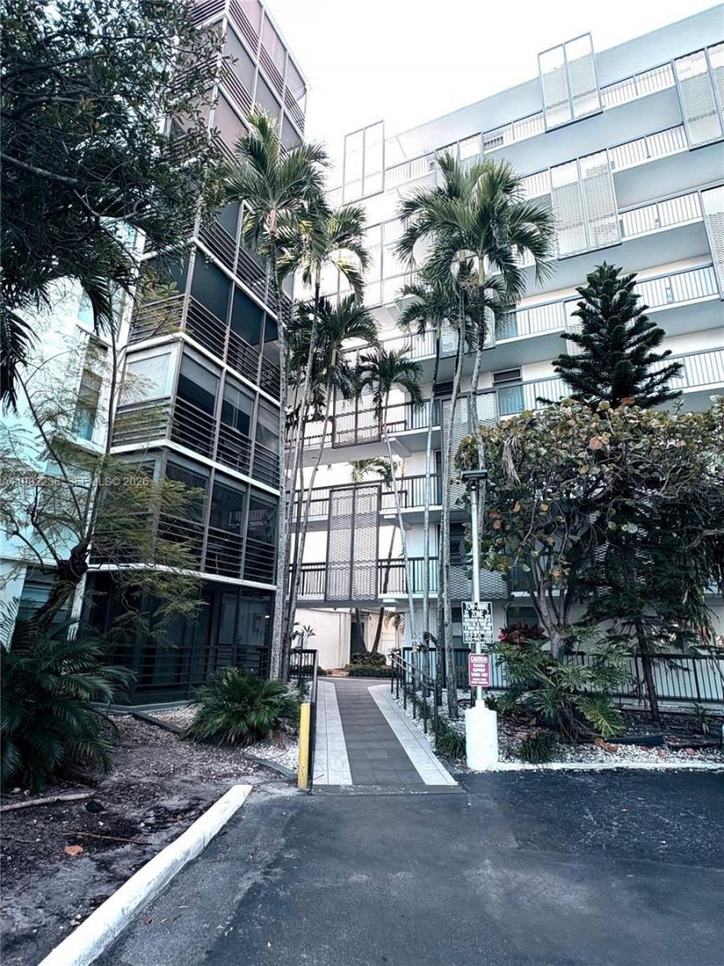 20500 W Country Club Dr, Unit 410, Aventura, FL 33180 Photo