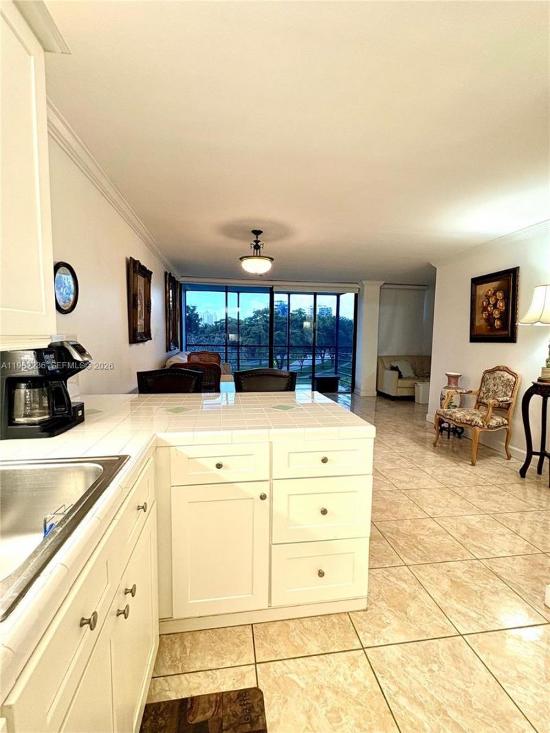 20500 W Country Club Dr, Unit 410, Aventura, FL 33180 Photo