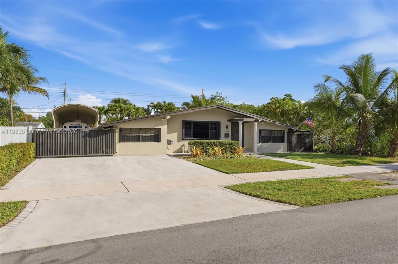 2485 NE 214th St, Miami, FL 33180 Photo
