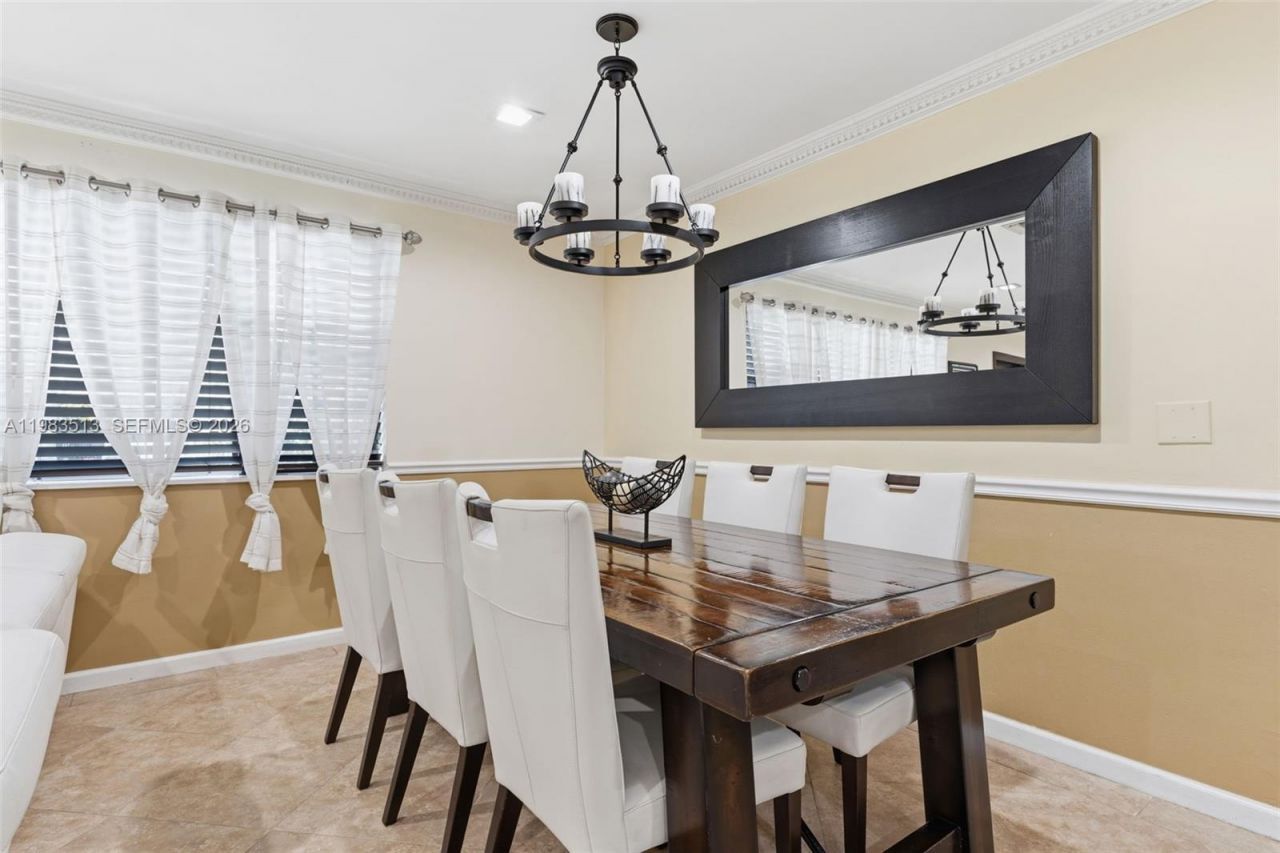 2485 NE 214th St , Miami, FL 33180 Photo