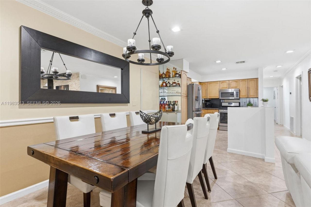 2485 NE 214th St , Miami, FL 33180 Photo