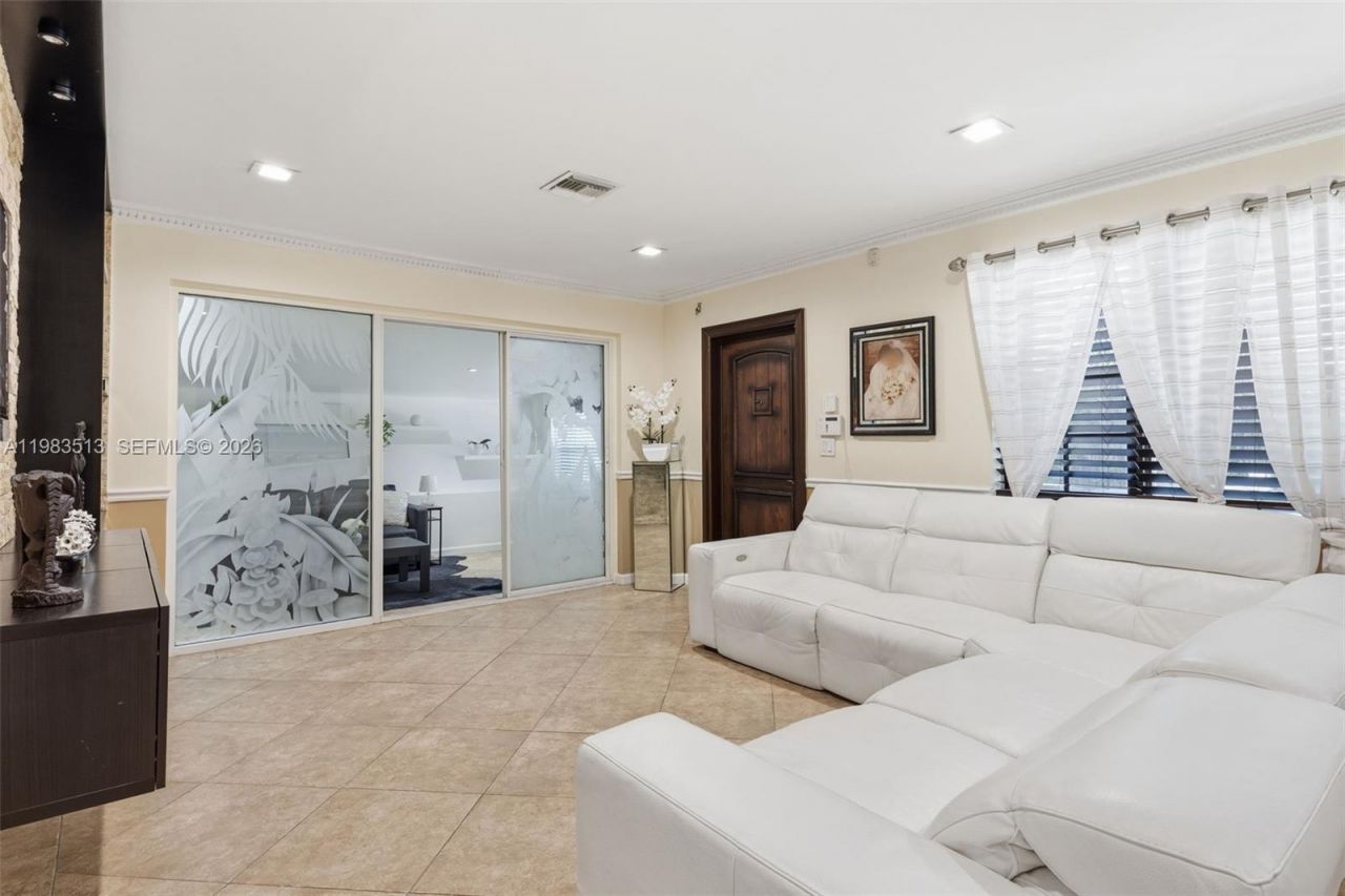 2485 NE 214th St, Miami, FL 33180 Photo