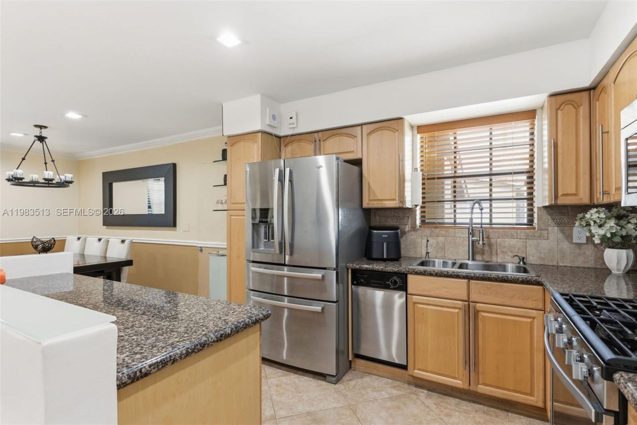 2485 NE 214th St , Miami, FL 33180 Photo