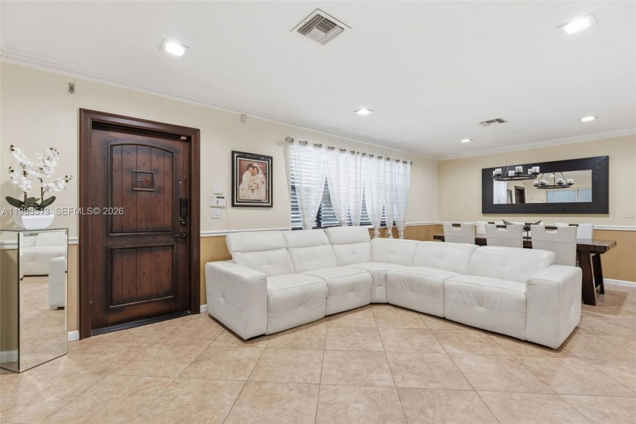 2485 NE 214th St, Miami, FL 33180 Photo