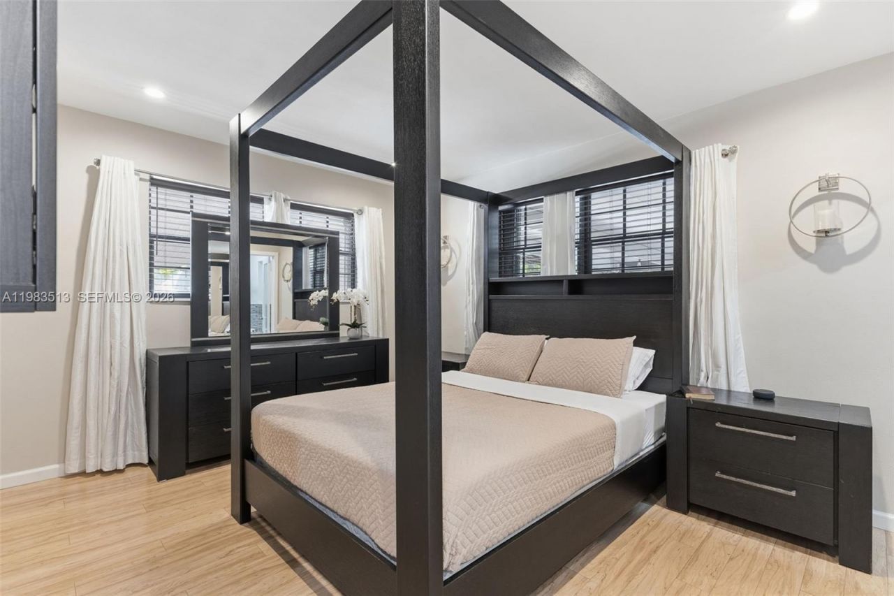 2485 NE 214th St , Miami, FL 33180 Photo