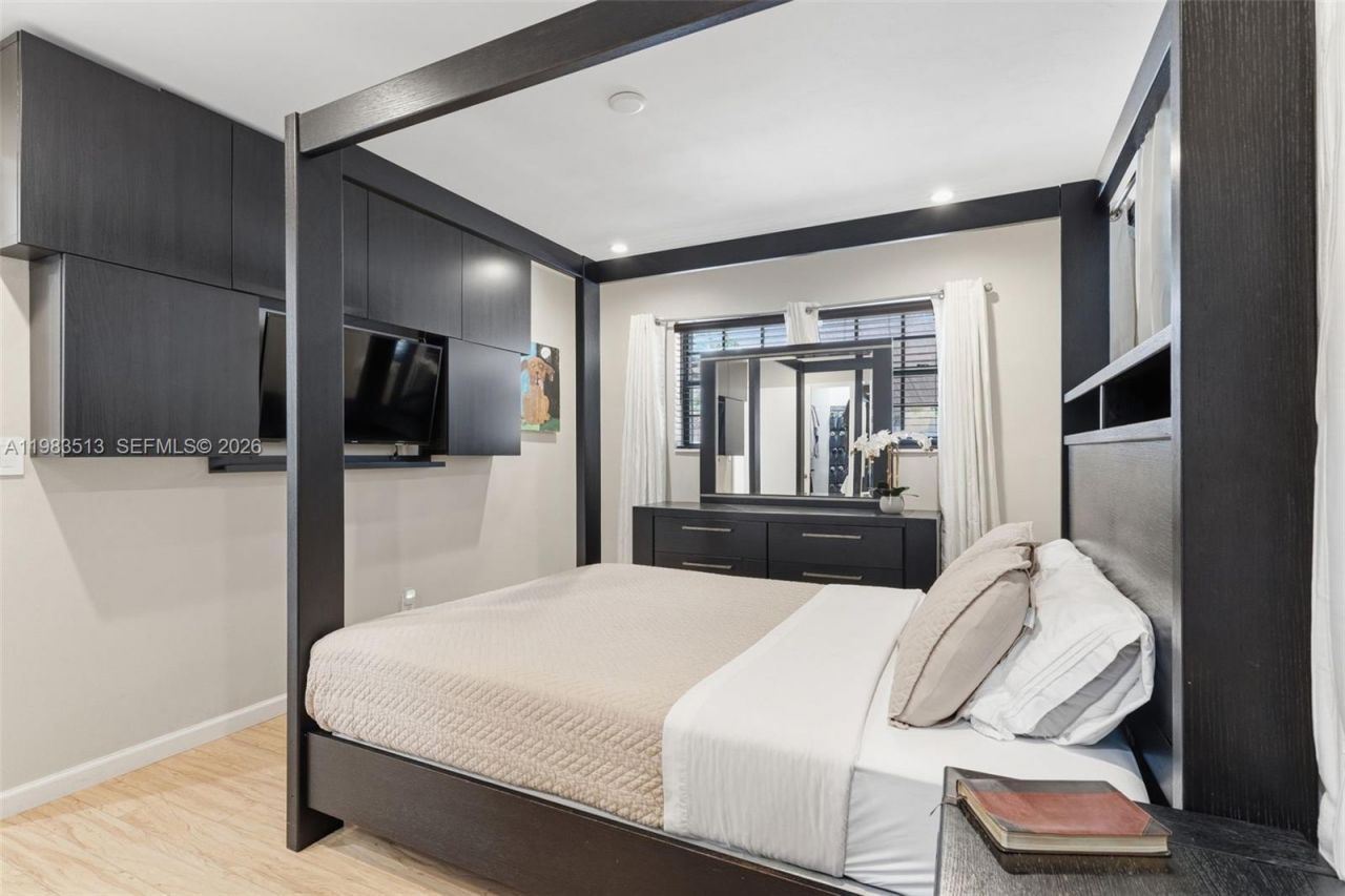 2485 NE 214th St , Miami, FL 33180 Photo