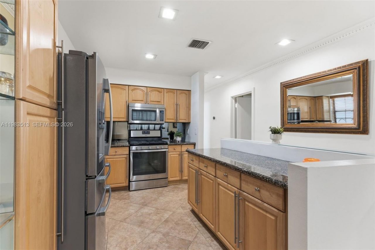 2485 NE 214th St, Miami, FL 33180 Photo