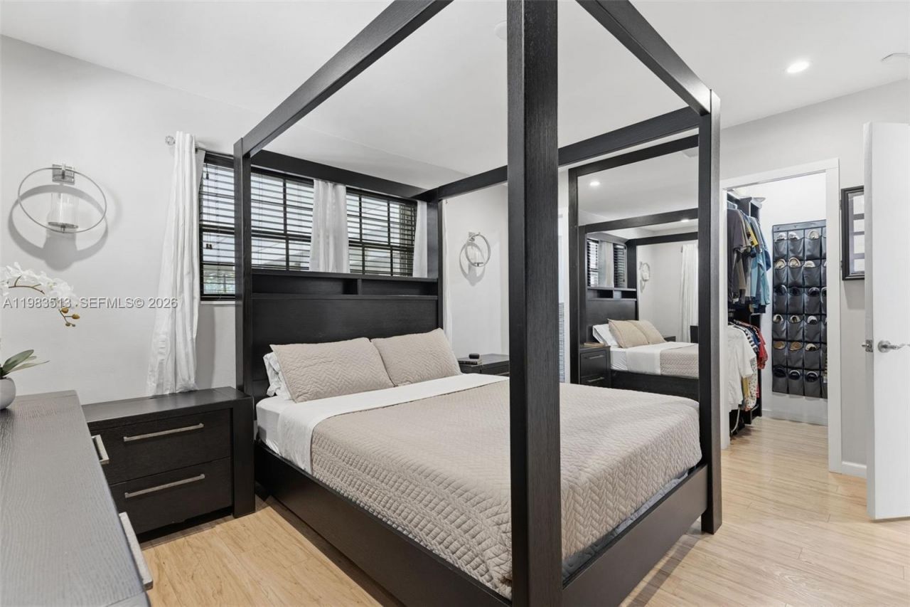 2485 NE 214th St , Miami, FL 33180 Photo