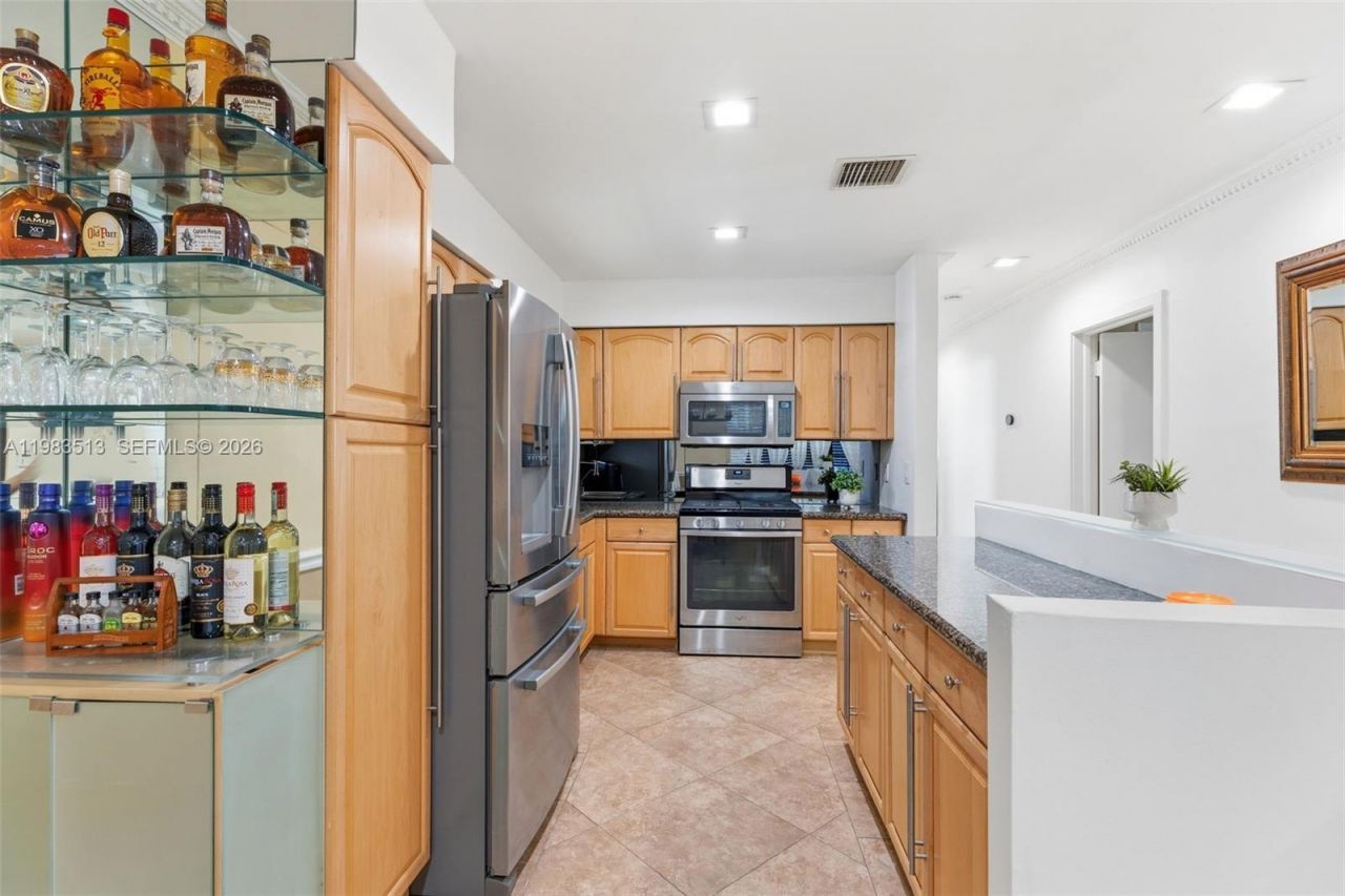 2485 NE 214th St, Miami, FL 33180 Photo