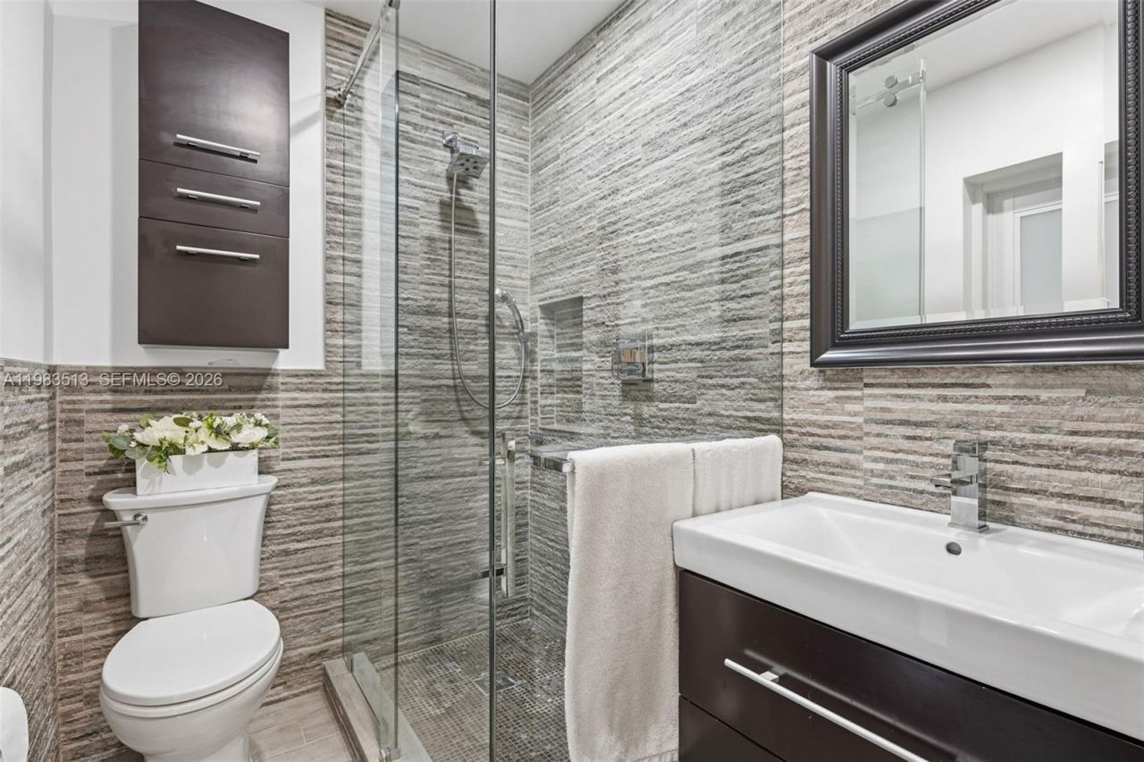 2485 NE 214th St , Miami, FL 33180 Photo