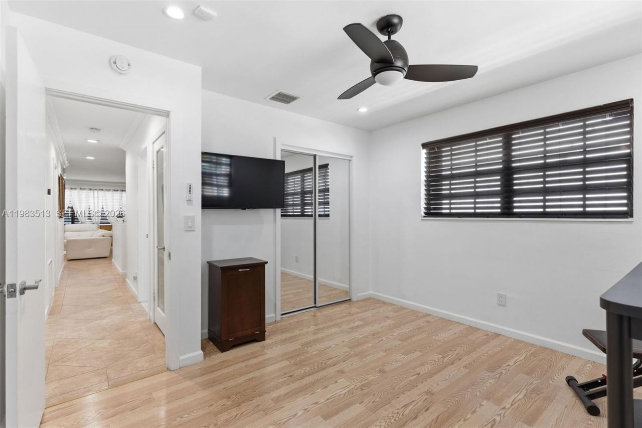 2485 NE 214th St , Miami, FL 33180 Photo