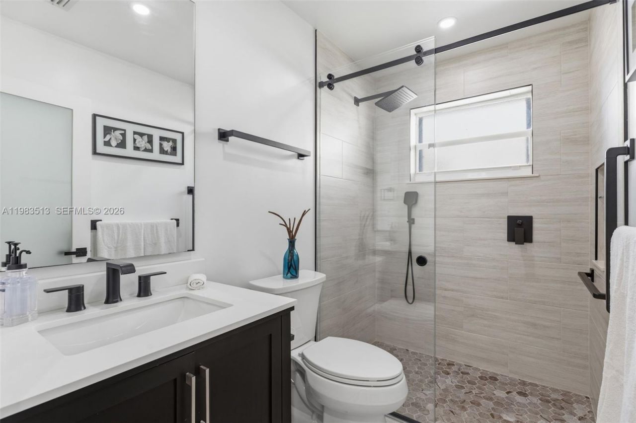 2485 NE 214th St , Miami, FL 33180 Photo