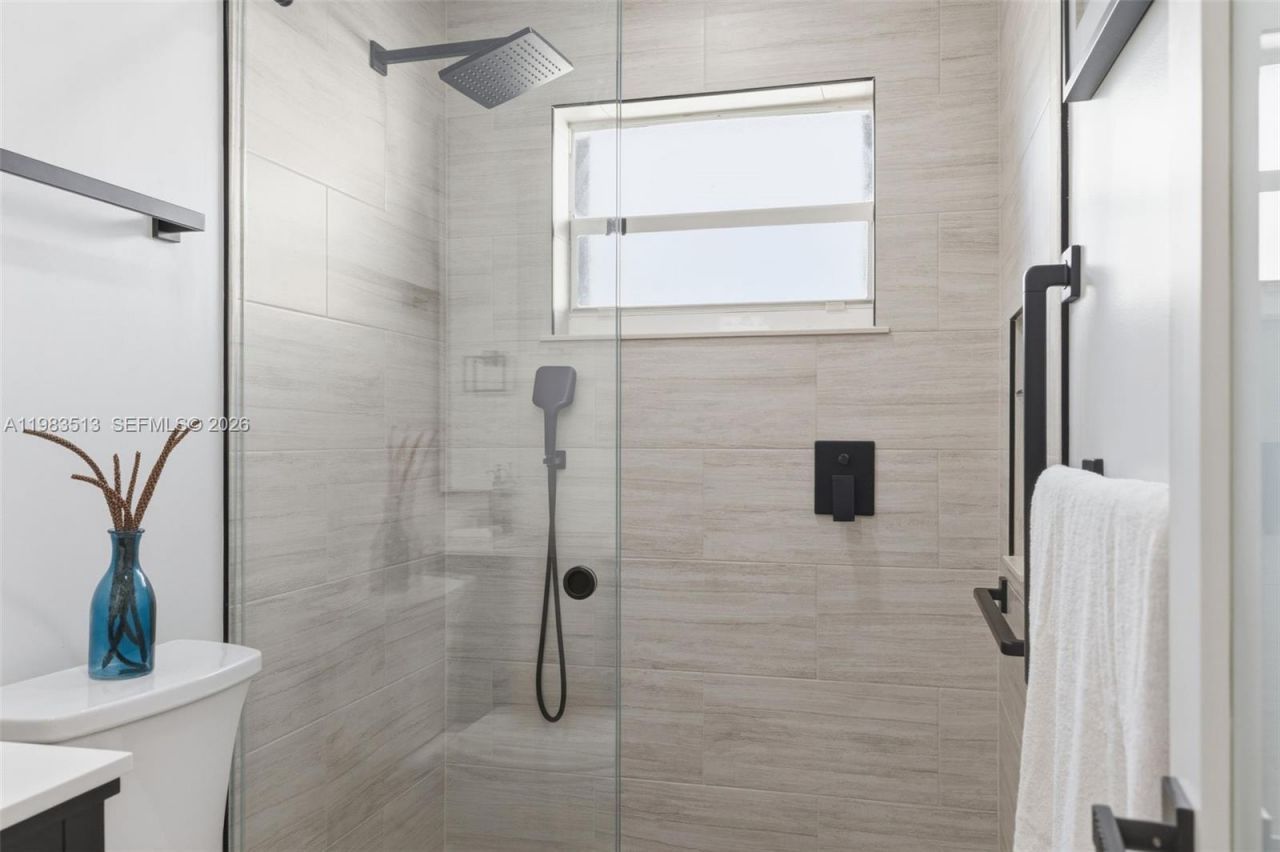 2485 NE 214th St , Miami, FL 33180 Photo