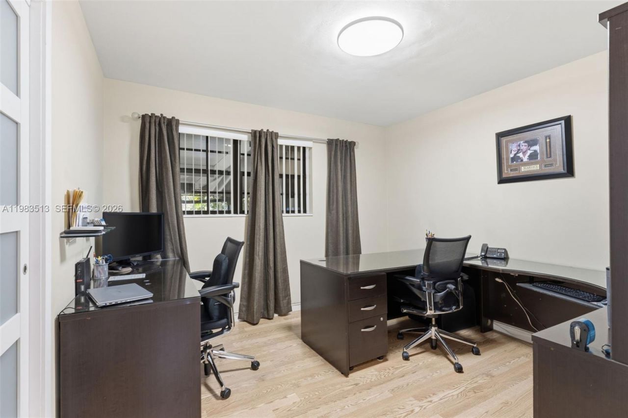 2485 NE 214th St , Miami, FL 33180 Photo