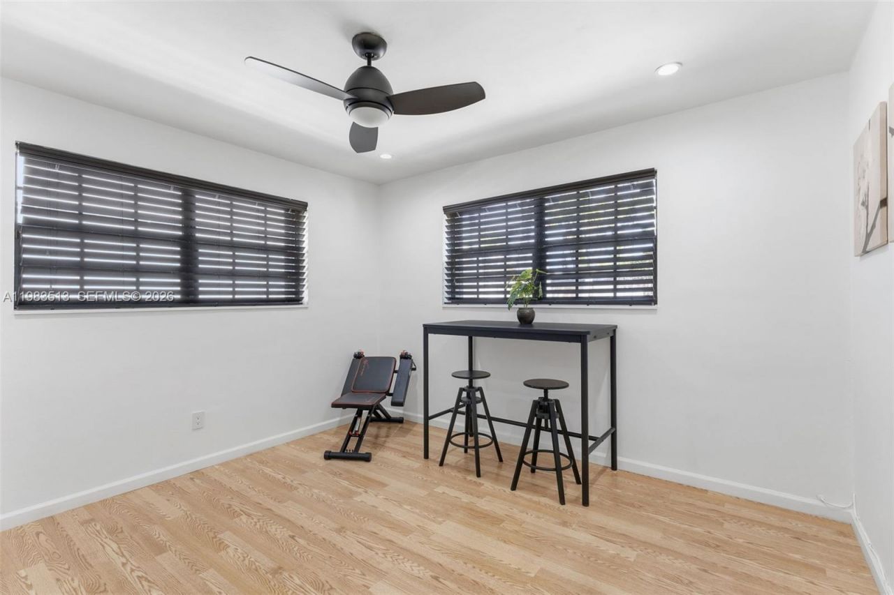 2485 NE 214th St, Miami, FL 33180 Photo