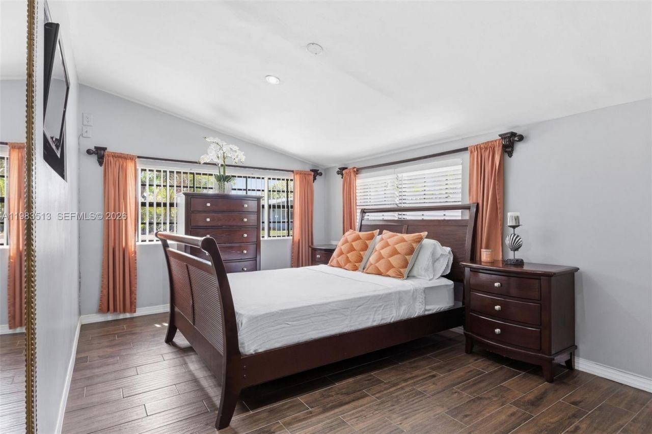 2485 NE 214th St , Miami, FL 33180 Photo