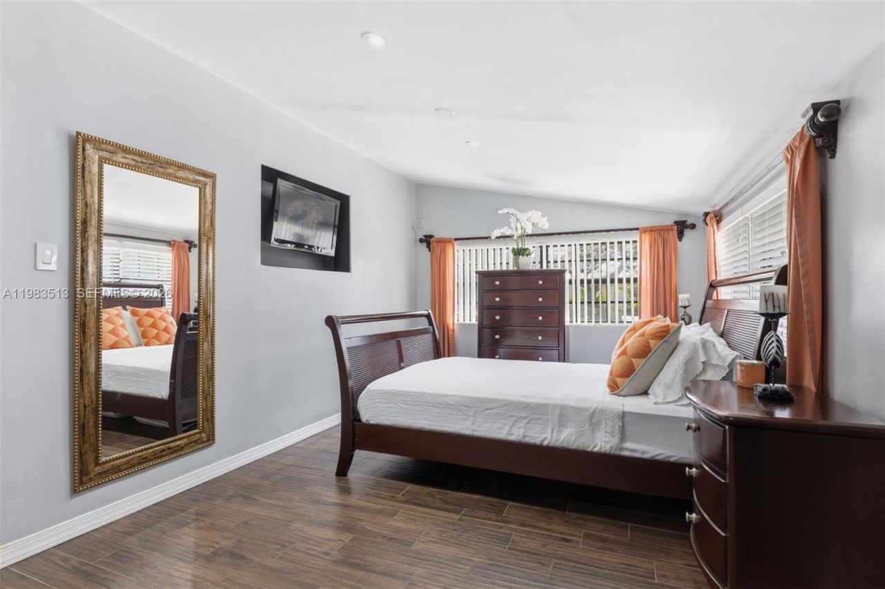 2485 NE 214th St , Miami, FL 33180 Photo