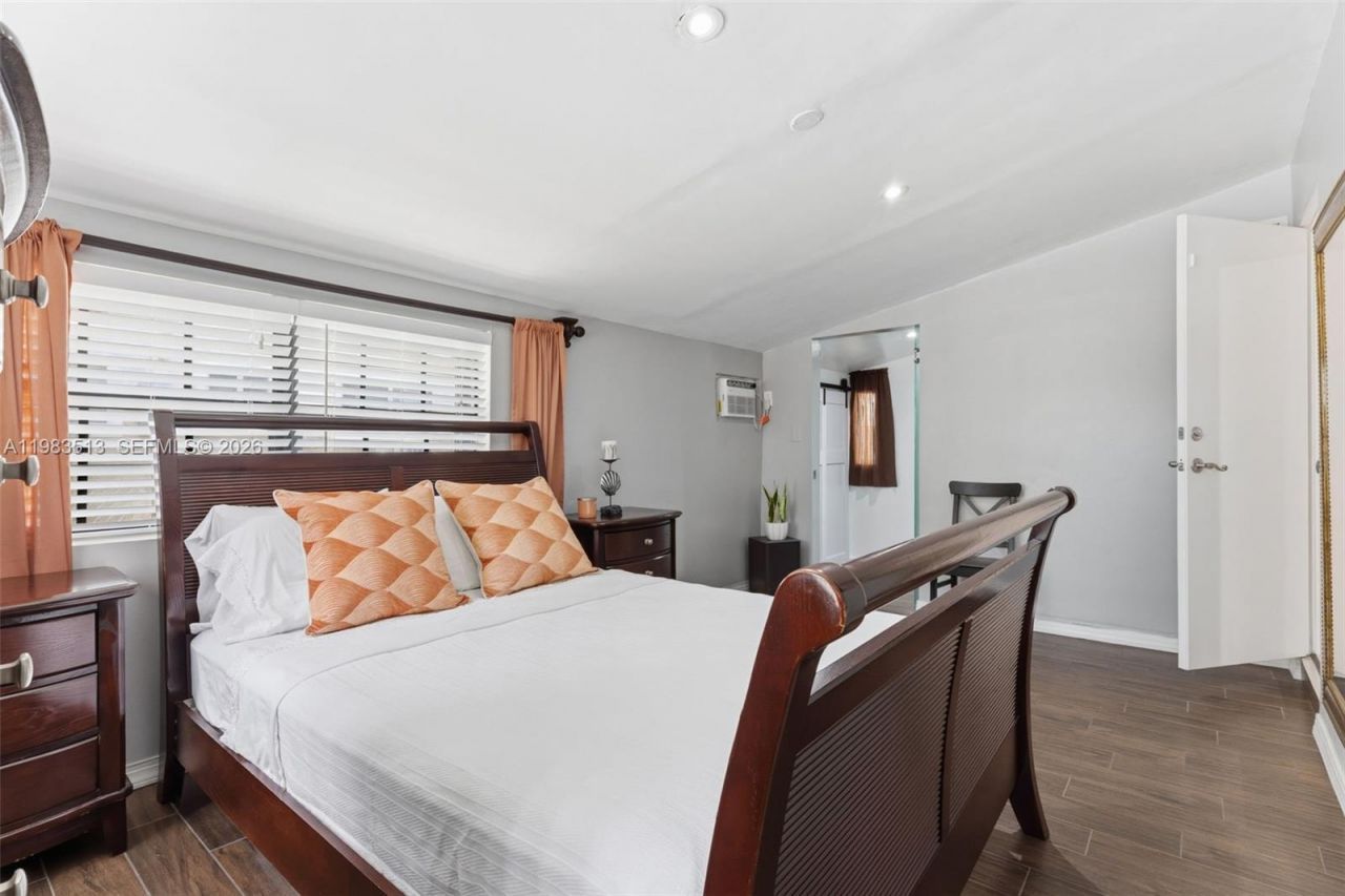 2485 NE 214th St , Miami, FL 33180 Photo