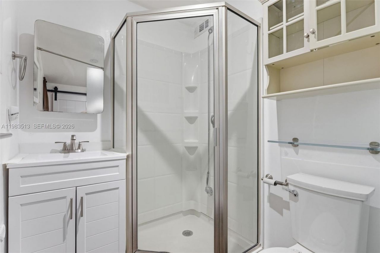 2485 NE 214th St , Miami, FL 33180 Photo