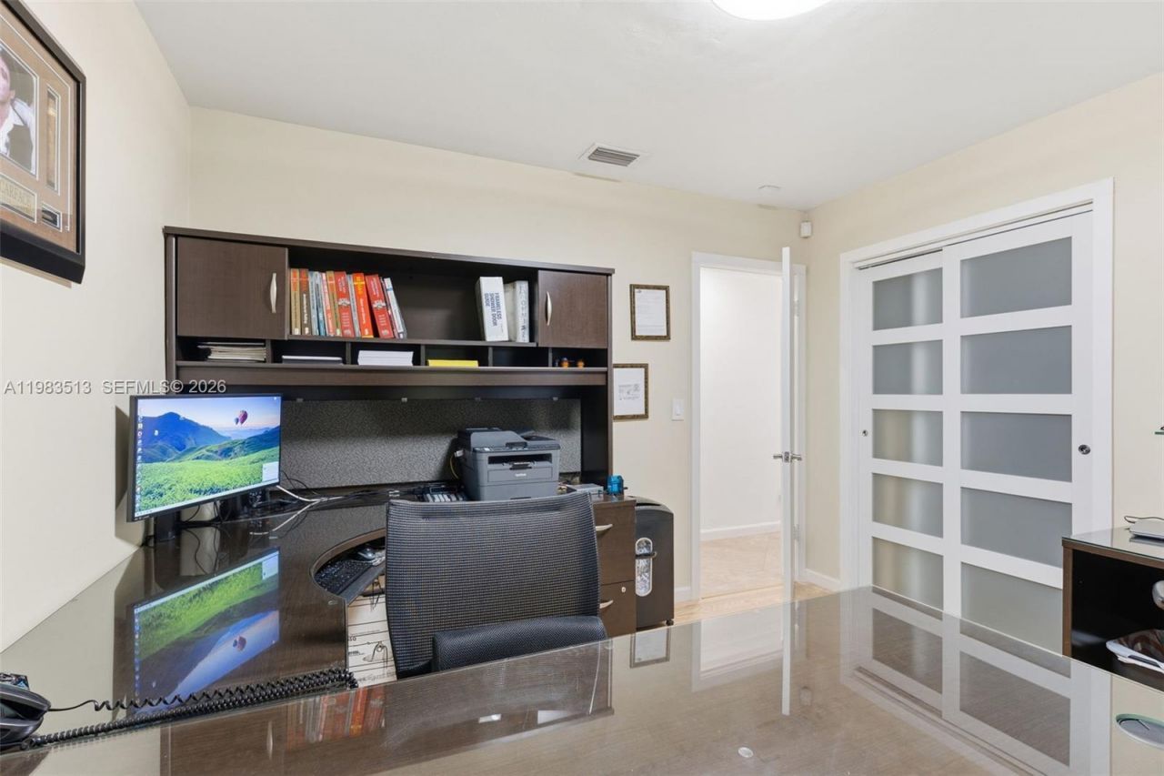 2485 NE 214th St, Miami, FL 33180 Photo