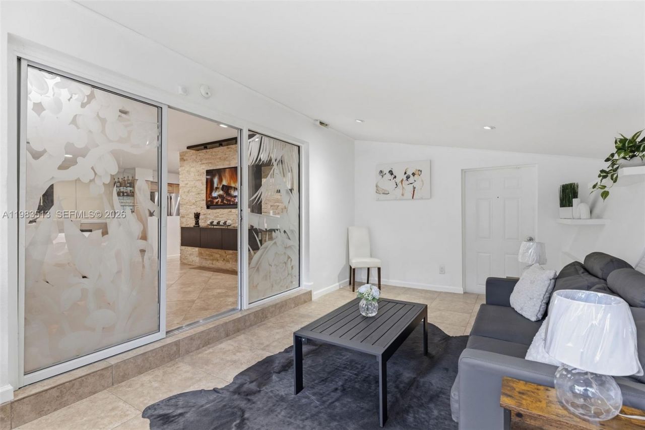 2485 NE 214th St , Miami, FL 33180 Photo