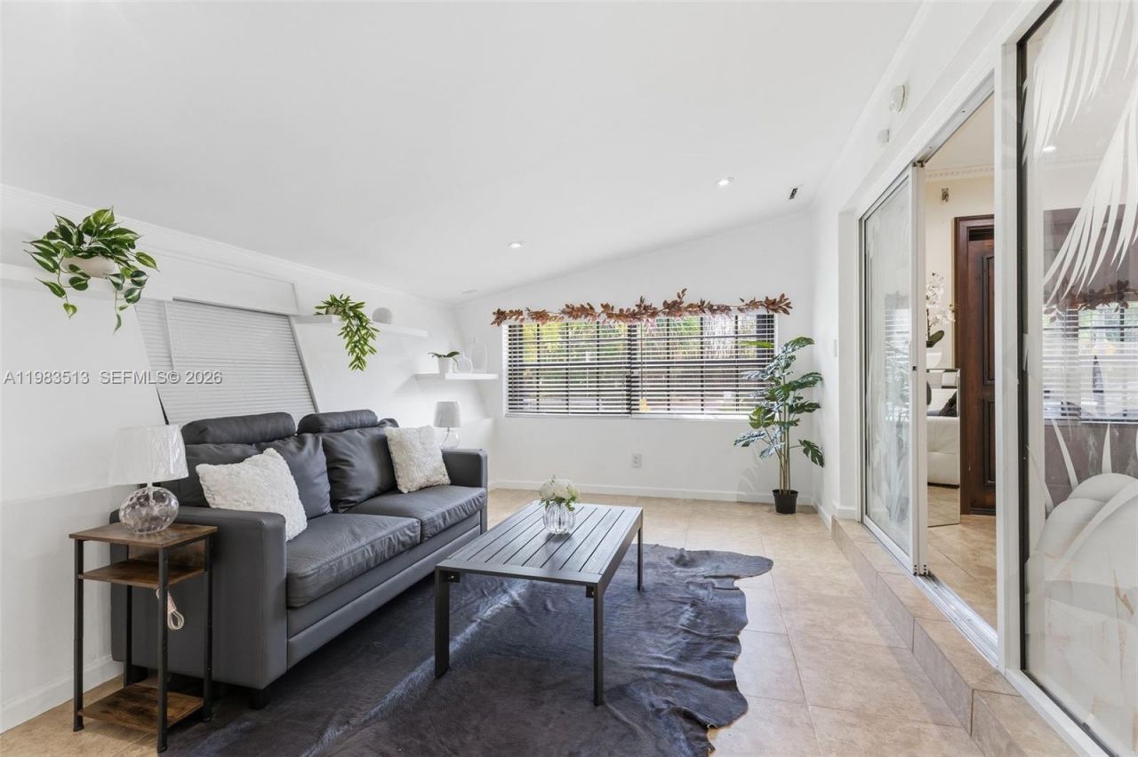 2485 NE 214th St , Miami, FL 33180 Photo