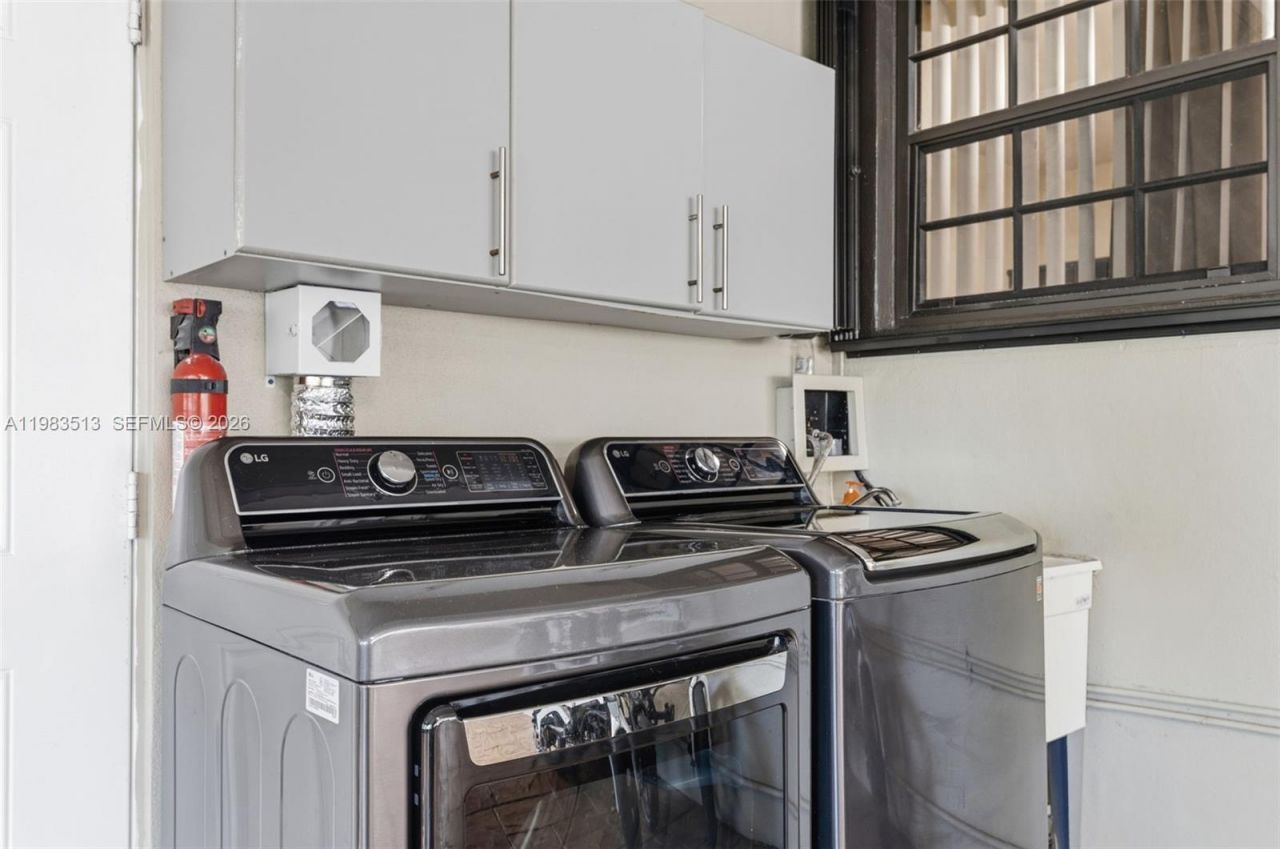 2485 NE 214th St , Miami, FL 33180 Photo