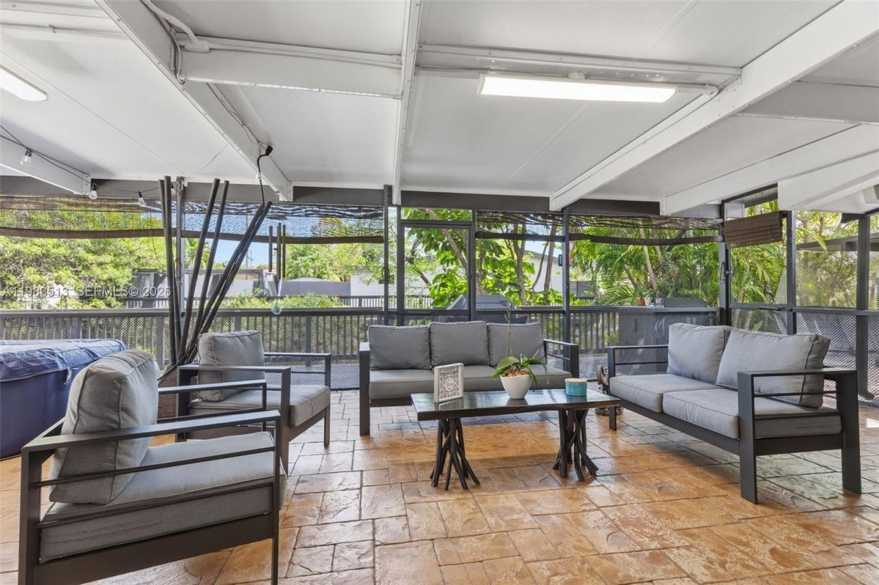 2485 NE 214th St , Miami, FL 33180 Photo