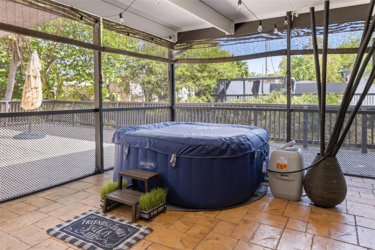 2485 NE 214th St , Miami, FL 33180 Photo